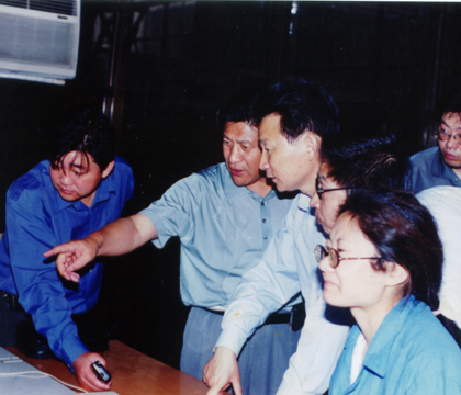 2001年5月18日时任十堰市市长的赵斌来公司视察